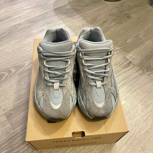 Yeezy 700 V2